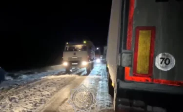 Маңғыстау облысында 50-ге жуық жүк көлігі қар құрсауында қалып қойған
