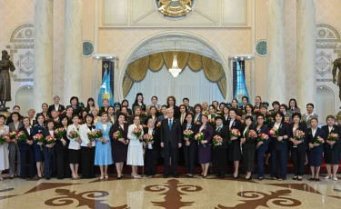 Токаев вручил госнаграды ряду женщин за их вклад в развитие страны