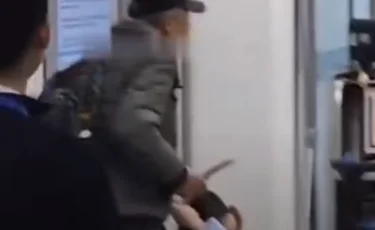 Алматыда жолаушы әуежай қызметкерін кепілге алды