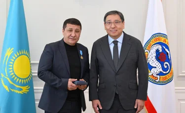 Алматы әкімі әуежай қызметкерін құтқарған батырға сыйақы берді