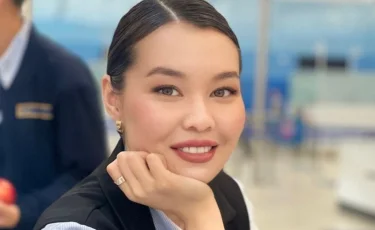 «Анам қатты шошынып, ауырып қалды». Әуежайда кепілге алынған қыз қазіргі жағдайын айтты