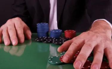 Бірнеше мемлекеттік қызметкер құмар ойынға салынғаны үшін жұмыстан қуылды