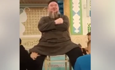 Шәкірттеріне аяғын уқалатқан ұстаздың әрекеті желіні шулатты (ВИДЕО)