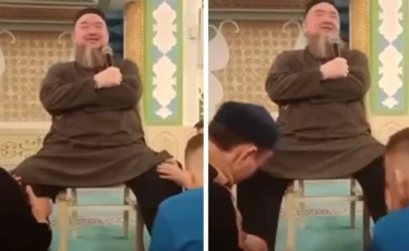 Дети делали массаж ног учителю медресе в Сарыагаше