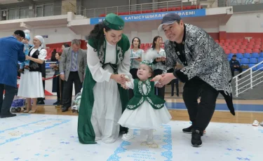 Новый рекорд: 336 детям одновременно провели обряд «тұсау кесу»