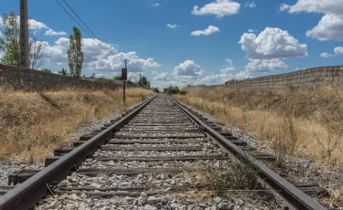 «На сигналы не реагировал»: Мужчина погиб под колесами поезда в Алматинской области