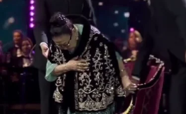 «Баян Мақсатқызына сәлем айтыңдар»: Бибігүл Төлегенова халыққа иіліп, сәлем берді (ВИДЕО)