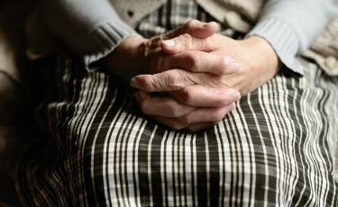 Опекуны недееспособных казахстанцев беспорядочно тратили их пенсии