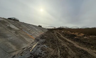 Паводки близко: На севере Казахстана бетонируют защитные дамбы