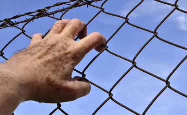 Обвиняемый в изнасиловании сбежал из зала суда в Алматинской области