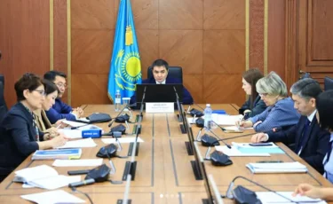 Теміртауда зейнеткерді ұрып-соғу: әкім орынбасары мен мектеп директорлары жауапқа тартылды