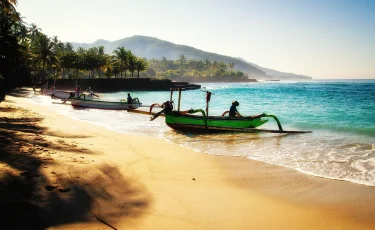 Шетел де жоқ, ақша да жоқ: Балиге саяхаттамақ болған туристер жер сипап қалды