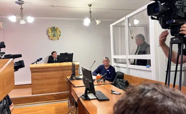 Кінәсін мойындаған: Алматы әуежайында қызды кепілге алған ер адамға қатысты сот басталды