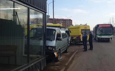 7 бала ауруханада: Қосшыда балабақшаға жол тартқан микроавтобус аялдамаға соғылды