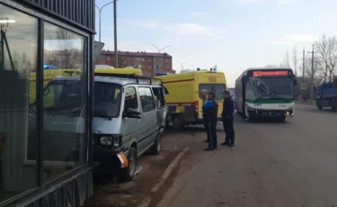 Микроавтобус с детьми влетел в остановку в Косшы