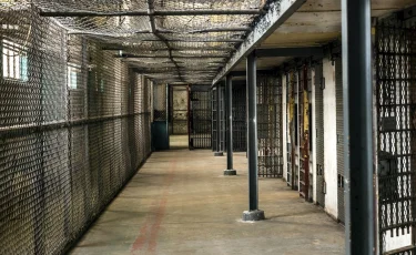 Пытки в колонии Атбасара: сотрудников КУИС будут судить снова