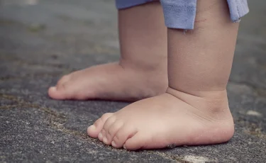 Двухлетний ребенок выпал из окна пятого этажа в Павлодаре, он в коме