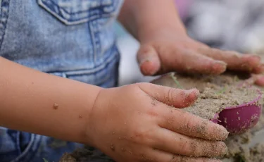 Била по губам и тащила за шею: в детсаду Улытау воспитательница избила малыша