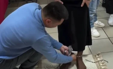 Депутат Дәулет Мұқаев 38 жастағы келіншектің тұсауын кесіп, арманын орындады