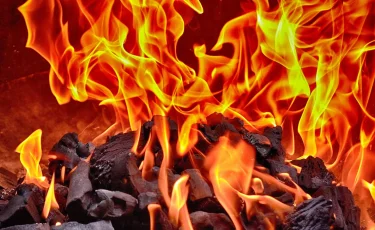 Алматыда қойма өртеніп жатыр