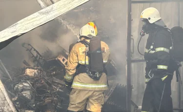 1400 шаршы метр күлге айналды: Алматыда қоймадан шыққан өрт өшірілді