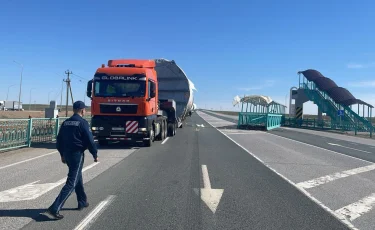 Қызылорда облысында жүк көлігі жаяу жүргіншілер көпірін қиратты