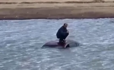 Көлігімен Тұз көліне түсіп кеткен ер адам құтқарылды