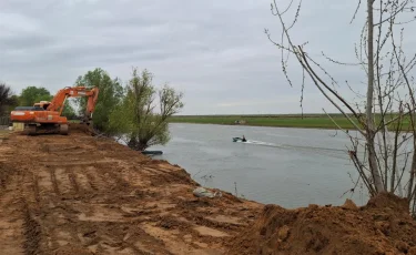 Тасқыннан сенімді қорғаныс:  Құрманғазы ауданында жаңа бөгет салынып жатыр
