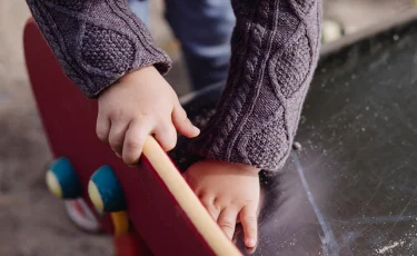 Видеозапись доказала вину: воспитательницу в Жезказгане осудили за избиение ребенка