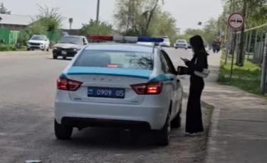 Полицейские уволены после предложения подвезти 17-летнюю казахстанку