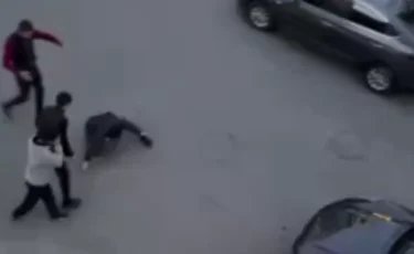 Талғар ауданында бір топ жігіт ер адамды ұрып-соқты (ВИДЕО)