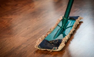 Казахстанец избил жену шваброй из-за неприготовленного обеда