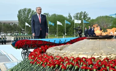 Тоқаев «Отан Ана» монументіне гүл шоғын қойды