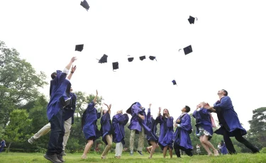 Сколько выпускников в Казахстане заканчивают школу в этом году?