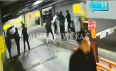 Алматыда жаппай төбелес кезінде екі адамды пышақтаған (ВИДЕО)