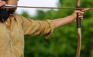 В Шымкенте мальчика ранило стрелой из лука прямо на стадионе