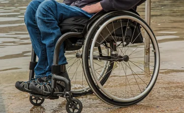 Угрозы и ребёнок в заложниках: инвалида и его жену заставляли попрошайничать в Караганде