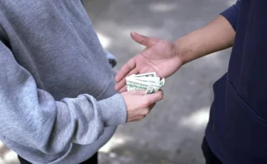 Оқуға кеткелі жатқан оқушыны қарумен қорқытып, 20 млн теңге талап еткен