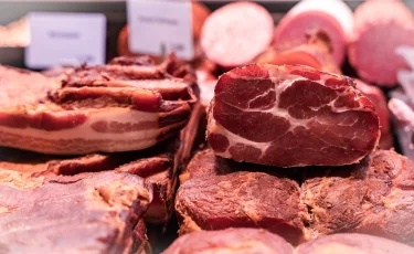 Опасность на столах казахстанцев: заражённое мясо продаётся без контроля