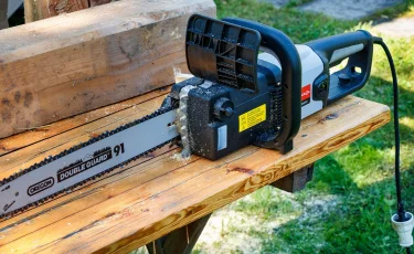 Мужчина с бензопилой угрожал на заправке в ЗКО