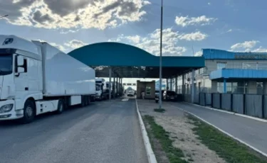 Граница снова буксует: многокилометровые пробки на казахстанско-российской границе