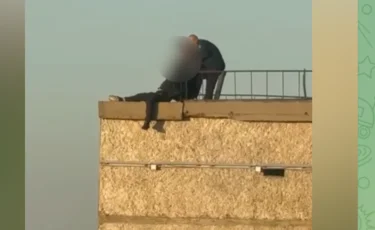 Екібастұзда ер адам тоғыз қабатты үйдің шатырынан секірмек болған