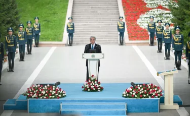 Тоқаев Мемлекеттік ту көтеру рәсіміне қатысты