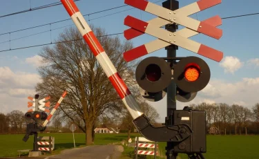 Автобус выехал под поезд в Жамбылской области – водитель сбежал