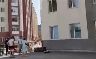 Астанада ер адам 8-қабаттан құлап, көз жұмды