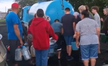 Коммунальный кризис в Саумалколе: 10 тысяч человек сидели без воды в жару (ВИДЕО)