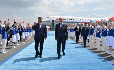 Тоқаев Си Цзиньпинді Астана әуежайынан қарсы алды