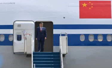 С истребителями и детьми у трапа: как Казахстан встретил Си Цзиньпина