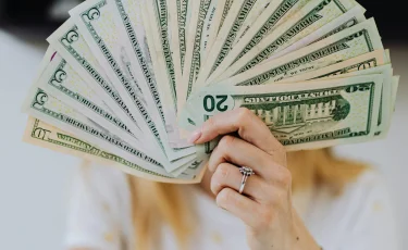 Казахстанцы вывели более 13 млн долларов со счетов Нацфонда