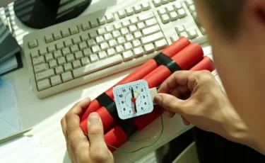 «Вокзалда бомба бар»: Алматы тұрғыны таксофоннан 4 рет қоңырау шалған